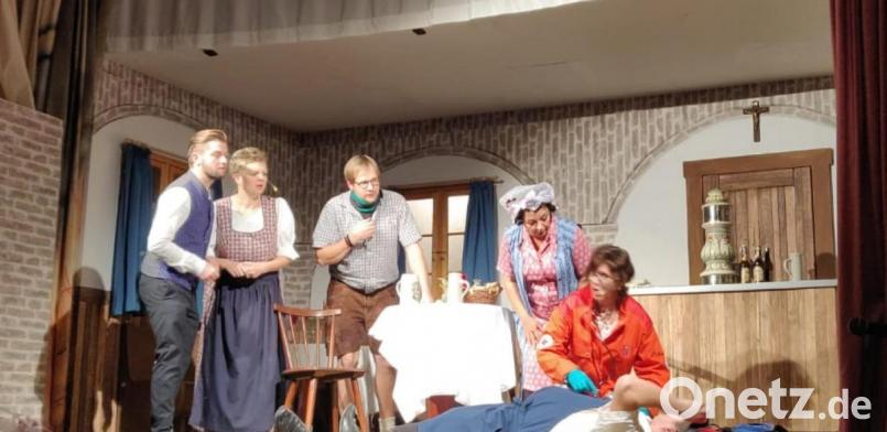 Im Hofbräuhaus bricht Alois(Roman Palecki) leblos zusammen. Dr. Olga Herzstich (Dorle Wismeth) eilt herbei, Zenzi(Michaela Springs) in Sorge um ihren Mann zusammen mit Gast (Klaus Schuster), Kellnerin Kathi(Doris Ertl) und Alois Freund Sepp(Christian Geilersdörfer)(von recht nach links) Bild: rtw