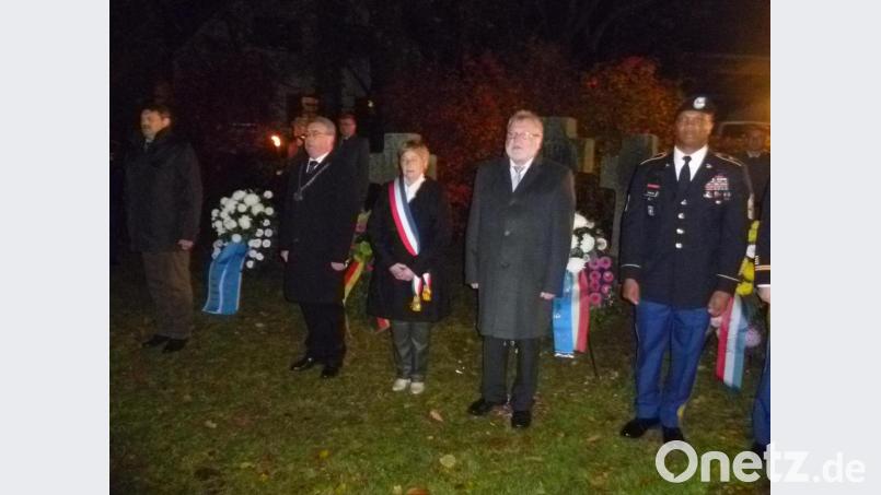 Mit Kranzniederlegungen gedachten Vertreter des Volksbunds, der Marktgemeinde Freihung, der elsässischen Partnergemeinde Diemeringen, des Europäischen Jugendprojekts Oberpfalz und der US-Armee der Toten der Weltkriege sowie der US- und Bundeswehrsoldaten, die bei Auslandseinsätzen ihr Leben lassen mussten. Bild: usc