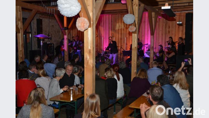 Die Lederer-Scheune in Tännesberg bietet ein einzigartiges Ambiente für das Konzert &quot;Rock meets Classic&quot;. Rund 300 Besucher kommen am Freitag und Samstag zu diesem Klangerlebnis. Bild: dob