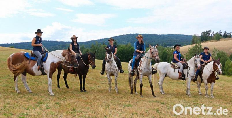 Stets ausgebucht war der „berittene Cowboy-Dienstag“. Urlaubern und auswärtigen Besuchern wurde, geführt von den „Reitermädels Grenzmühle“ (Bild), die einzigartige Landschaft des Naturparks Steinwald auf dem Rücken der Pferde präsentiert. Bild: bsc