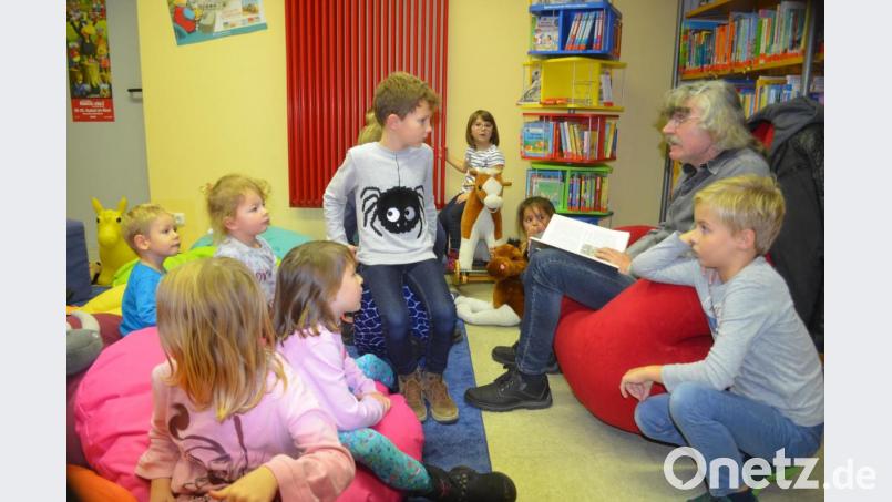 Hannes Rupprecht liest den Kindern in der Stadtbücherei das Märchen vom Rumpelstilzchen vor. Bild: fz