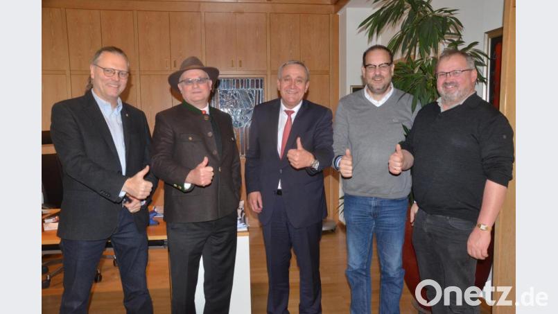 Der Lions-Club Weiden überreicht Oberbürgermeister Kurt Seggewiß 10.000 Euro aus dem Erlös des Löwenfests mit Haindling (von links): Präsident Michael Richthammer, Wolfgang Würschinger, Seggewiß, German Schieder und Anton Forster. Bild: Kunz