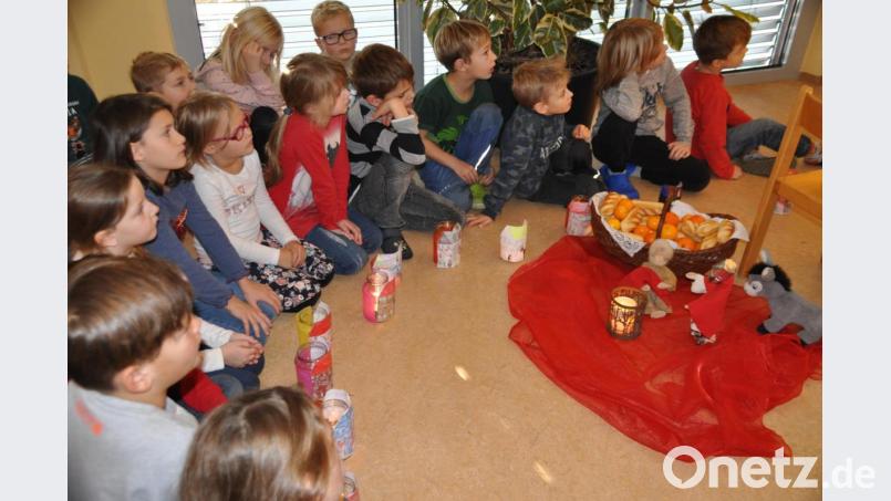 Religionspädagogin Gabi Schecklmann und die Schüler befassten sich mit der Kernaussage des Sterntaler-Märchens. Bild: ak