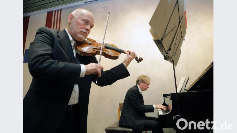 Ein gelungenes Kammerkonzert spielten Bernd Buß (links) und Tobias Hartlieb (rechts) im Saal der Staatlichen Berufsschule in Sulzbach-Rosenberg. Bild: Wolfgang Steinbacher