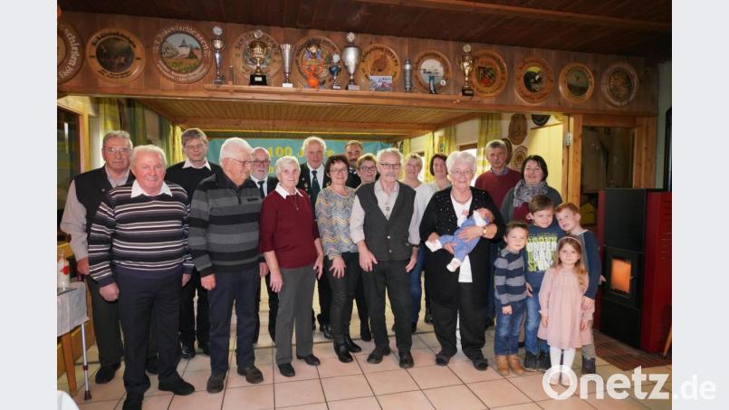 Marlene Gallitzendörfer (Dritte von rechts) hält bei der Geburtstagsfeier stolz die kleine sechs Wochen alte Urenkelin Marlene im Arm. Vordere Reihe links daneben Ehemann Andreas. Bild: fvo