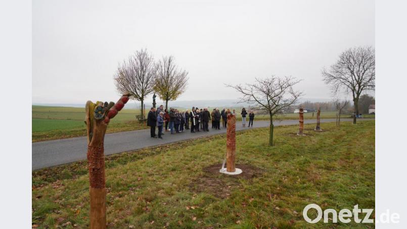 Zum Festakt 30 Jahre BN-Ortsgruppe Waldthurn übergibt der gebürtige Waldthurner Hans Malzer Kunstwerke. Bild: fvo