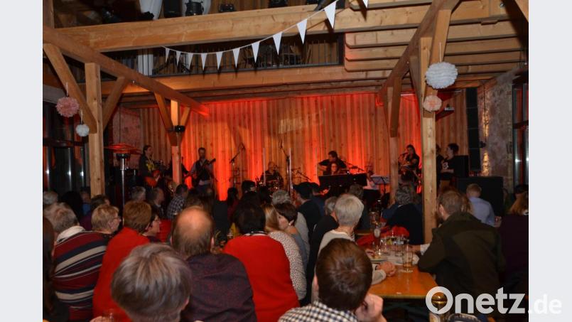 Die Lederer-Scheune in Tännesberg bietet ein einzigartiges Ambiente für das Konzert &quot;Rock meets Classic&quot;. Rund 300 Besucher kommen am Freitag und Samstag zu diesem Klangerlebnis. Bild: dob