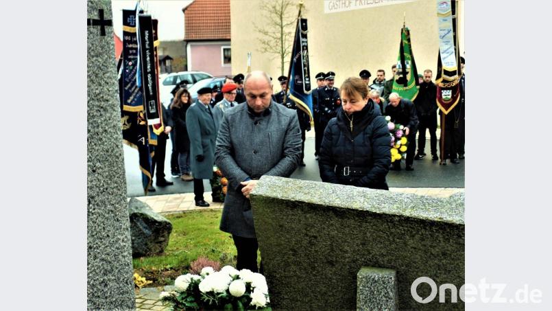 Bürgermeister Gerhard List und Markträtin Martina Auer-Bertelshofer legen den
Kranz der Marktgemeinde am Kriegerdenkmal nieder. Bild: jml