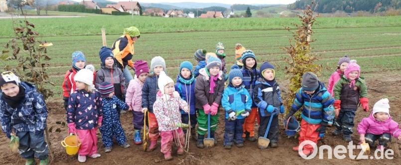 Die Teilnehmergemeinschaft zur Flurneuordnung der Gemeindeteile Guteneck und Weidenthal luden die Mädchen und Buben des Kindergartens Weidenthal zum Mithelfen beim Bepflanzen ein. Ausgerüstet mit Eimerchen und Schaufel waren die jungen Naturfreunde eifrig bei der Sache. Bild: ohr