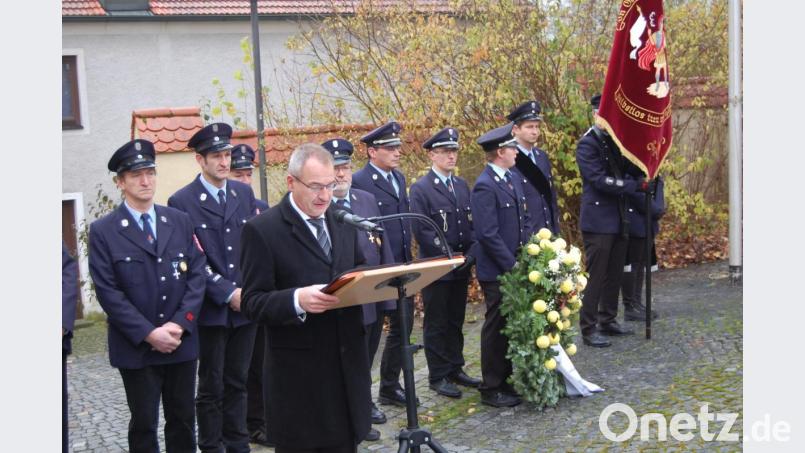 Bei der Gedenkfeier zum Volkstrauertag forderte zweiter Bürgermeister Richard Neumann dazu auf, nicht auf jede Hasstirade hereinzufallen und nicht jeder Hetze zu folgen. Bild: sm