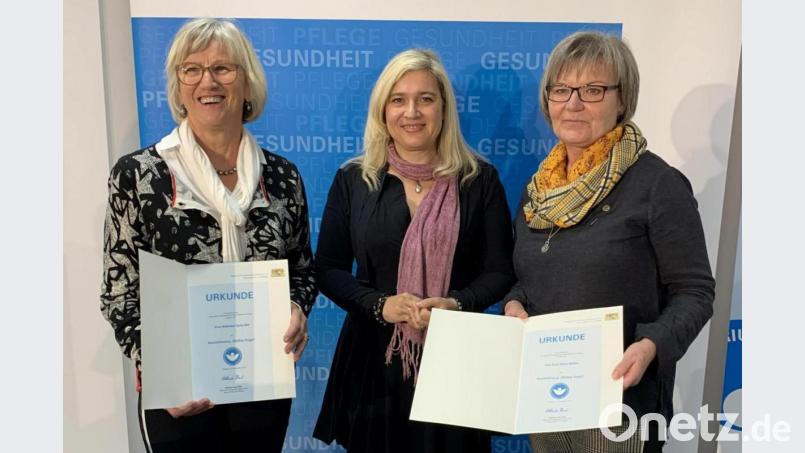 Ministerin Melanie Huml zeichnete Waltraud Ettl (links) und Rosa Niebler (rechts) aus. Bild: exb/StMGP