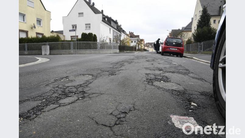 Das Bild spricht für sich: Die Bäumlstraße im Dreifaltigkeitsviertel gehört zu den Fahrbahnen, die im nächsten Jahr einen neuen Belag bekommen sollen. Das kündigte Wolfgang Babl aus dem Bauamt beim Seniorenforum an. Bild: Petra Hartl
