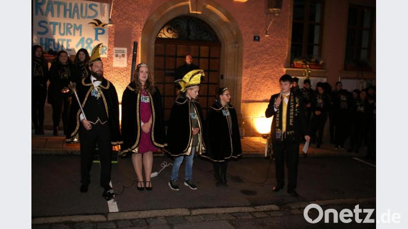 Vereinspräsident Martin Reis (von rechts) stellt die neuen Pressather Kinderprinzenpaar vor: Ehlen I.und Elias I. sowie das Prinzenpaar Jessica I. und Fabian I.. Bild: sne