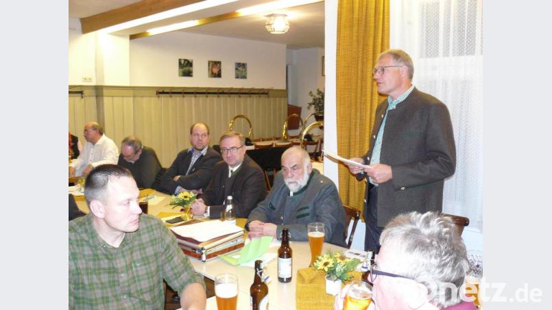 In der Hubertusfeier diskutierten Dr. Clemens Dötsch, Wolfgang Schinner, BJV-Bezirksvorsitzender Alexander Flierl und Rainer Bayer (von rechts) mit den Kemnather Jägern aktuelle Probleme. Bild: hrö