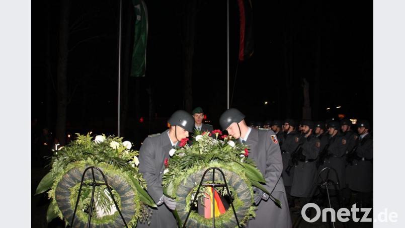 Oberstleutnant Andreas Bleek (im Hintergrund) legte zum Gedenken einen Kranz am Ehrenmal nieder. Bild: frd