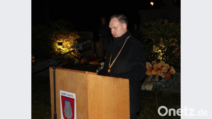 Bürgermeister Richard Kammerer hält beim Kriegerdenkmal die Rede zum Volkstrauertag. Bild: sei