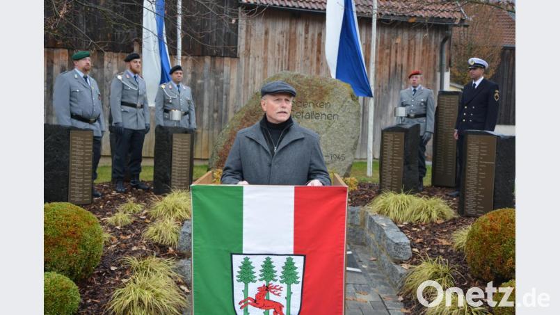 Bürgermeister Max Bindl erinnerte am Sonntagvormittag in Konnersreuth an die Opfer beider Weltkriege Bild: jr