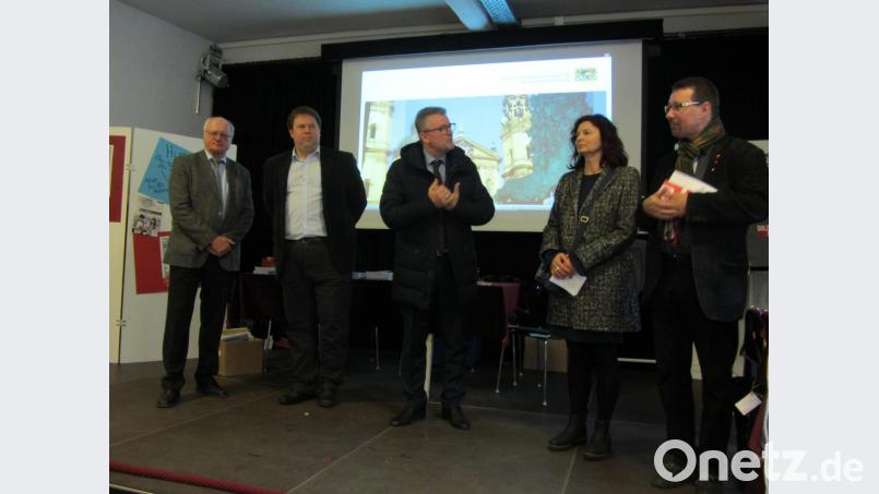 Die Organisatoren Markus Lommer und Patricia Preuß, Erster Bürgermeister Michael Göth, Bezirksheimatpfleger Tobias Appl und Oberpfälzer Kulturbund-Präsident Volker Liedtke (von rechts) eröffneten in der Historischen Druckerei Seidel die 4. Regionalbuchmesse Oberpfalz. Bild: aks