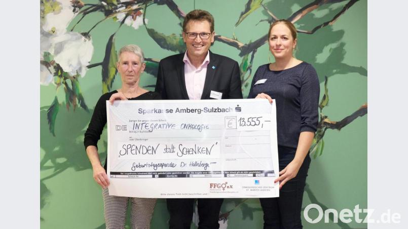 Sie freuen sich über die 13 555-Euro-Spende (von links): Brigitta Schöner (Vorsitzende des Fördervereins Familiengesundheit Oberpfalz), Dr. Harald Hollnberger (Ärztlicher Direktor des Klinikums St. Marien Amberg) und Doris Kölbl, die Koordinatorin für Integrative Onkologie am Krankenhaus. Bild: Klinikum/Rebl/exb