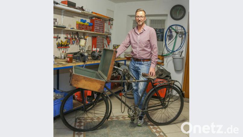 Norbert Weigert ist beim historischen Erntedankumzug 2020 in Kastl als Scherenschleifer dabei. Bild: hwk