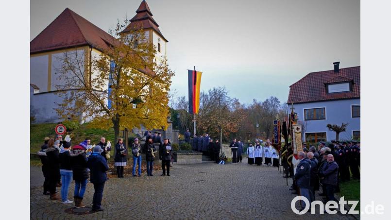 Würdige Feierstunde vor dem Kriegerdenkmal in Oberköblitz Bild: twi