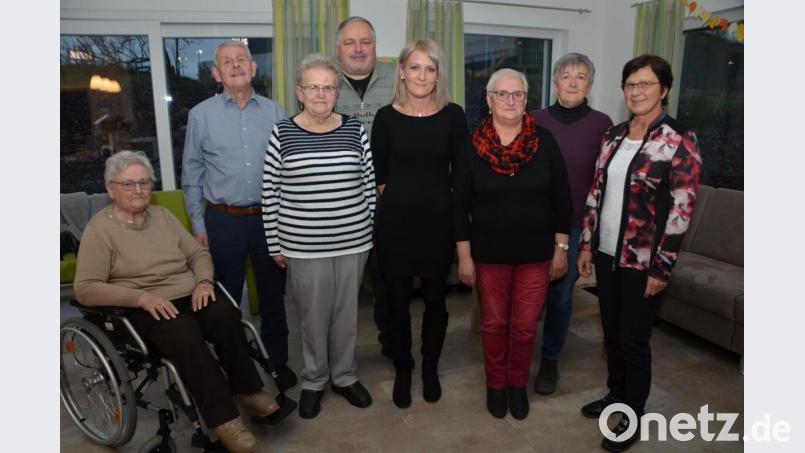 Mit weißen Ehrennadeln wurden treue Mitglieder ausgezeichnet. Ernst Schubert (Zweiter von links) war 40 Jahre lang Schriftführer und Maria Kaldun (Zweite von rechts) stand lange in Verantwortung als Bürokraft und, stellvertretende Vorsitzende und schließlich als akribische Schatzmeisterin. Bild: dob