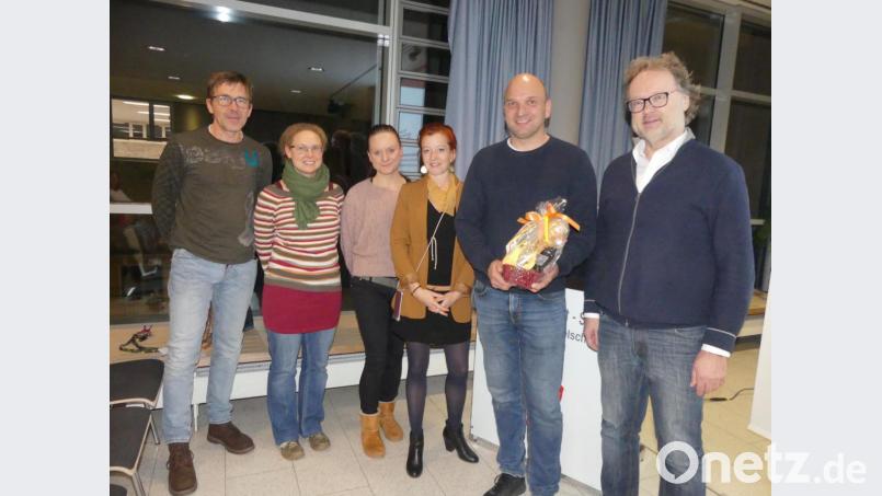 Rektor Wolfgang Bodensteiner (rechts) dankt Stefan Ranninger für seinen &quot;Spaziergang&quot; durch moderne Medien. Mit im Bild (von links) Rektor Andreas Demleitner (Sonderpädagogisches Förderzentrum), die Jugendsozialarbeiterinnen Melanie Lautner-Seitz und Maria Rübe-Hitzinger sowie Konrektorin Anja Bräu. Bild: rn