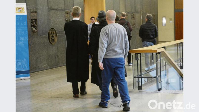 In kleinen Schritten geht es derzeit für Arber G. voran, der hier in Fußfesseln zum Prozess vorgeführt wird. Der Hauptangeklagte ist großer Autofan. Zur Tatzeit besaß er einen Sportwagen Nissan GT-R. Bild: Gabi Schönberger