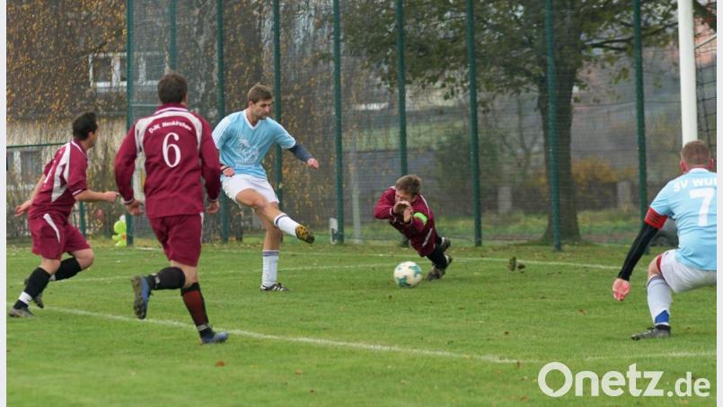 David Kreinhöfner (blaues Trikot) erzielte das 1:0 für die SG Wurz/Neuhaus. Der Rettungsversuch von Neukirchens Kapitän Markus Woppmann in bester Torwartmanier kam zu spät. Bild: otr