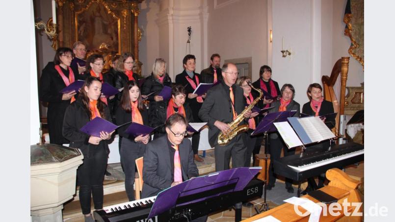 Auf 25 Jahre Chor-Geschichte kann "Cantate" zurückblicken. Bei einem Konzertabend in Heinrichskirchen zeigt sich das Ensemble aus Thanstein stimmgewaltig wie eh und je. Bild: exb/Stephanie Bucher