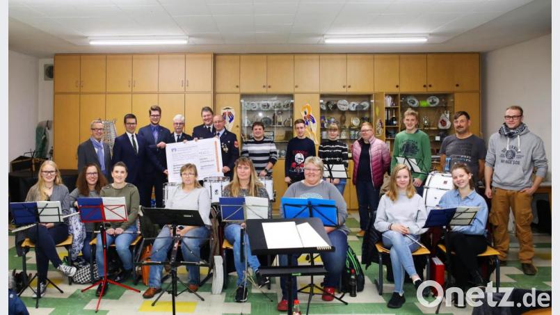 Da freute sich der Spielmannszug. Auf dem Bild Dirigent Kai Wienand (rechts) mit (stehend von links) Organisationsleiter Kurt Schraml, die Bankenvertreter Christian Pöll und Alexander Goblirsch sowie von der Feuerwehr Vorsitzender Albert Vollath, Kommandant Bernhard Schmidt und zweiter Kommandant Wolfgang Gruber. Bild: JOCHEN NEUMANN 
ERBENDORF