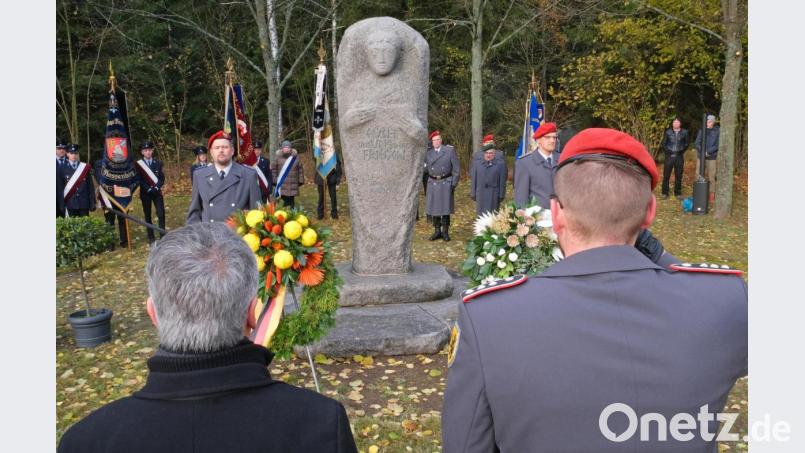 Eine Feierstunde, die unter die Haut geht: Vor dem Kriegerdenkmal, dem sogenannten "Friedensengel", gelten eindringliche Appelle der Bereitschaft zum Eintreten gegen Unrecht und Terror. Bild: nm