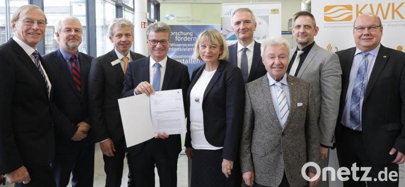 Bayerns Wissenschaftsminister Bernd Sibler (Vierter von links) hatte einen Förderbescheid der Bayerischen Forschungsstiftung bei seinem OTH-Besuch in Höhe von 295.000 Euro dabei. Bild: Wolfgang Steinbacher
