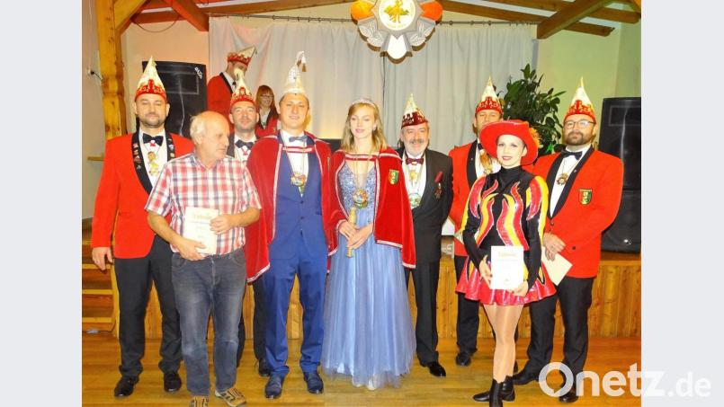 Die vom Fastnachtsverband Franken und vom Bund Deutscher Karneval ausgezeichneten Mitglieder mit dem Prinzenpaar: (von links) Alexander Wegmann, Hans Schrembs, Klaus Wegmann, Florian III. und Kristina I. sowie (von rechts) Christian Ernstberger, Larissa Sollfrank, Rainer Lukas und Günter Fennerl. Bild: hl