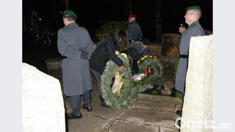Carola Brust, Bürgermeister Richard Kammerer und Erwin Klamm (von links) legten Kränze nieder. Bild: sei