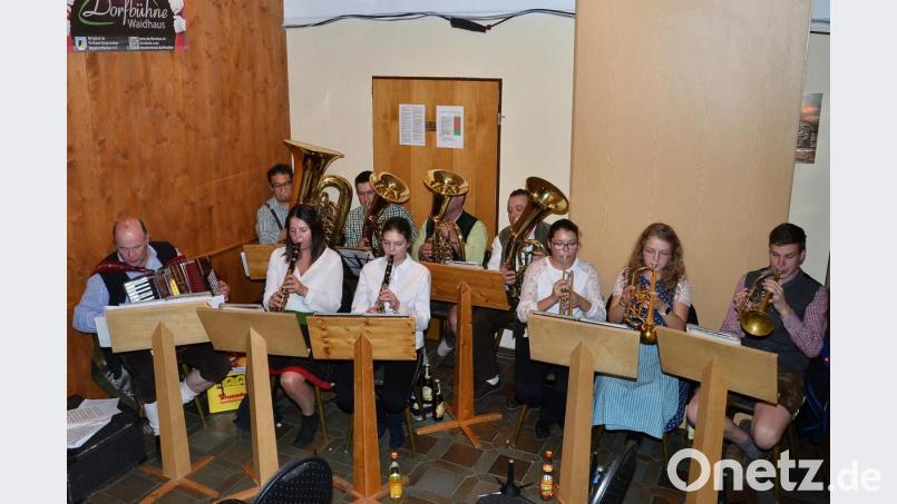 25-jähriges Bestehen feiert die "Tanzlmuse" des Musikvereins, die seit der Gründung von Hermann Mack (links) geleitet wird. Bild: fjo