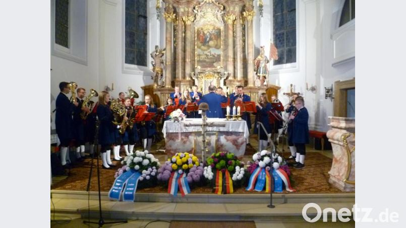 Das über einstündige Totengedenken in der Pfarrkirche umrahmten in feierlicher Form das Jugendblasorchester Vilseck und der evangelische Posauenchor Thansüß. Bild: usc