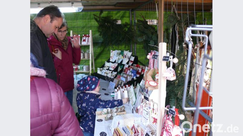 Der Titel versprach nicht zu viel: Der „Hüttenzauber“ hoch über Weiding verzauberte bereits zum elften Mal seine zahlreichen Gäste. Bastelsachen aus Papier kamen gut an. Bild: ga