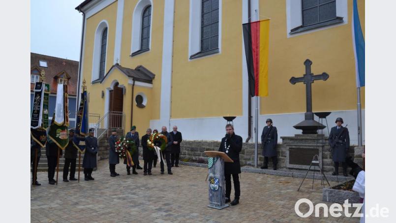 Bürgermeister Hermann Ach gedenkt in seiner Ansprache der gefallenen und vermissten Soldaten der beiden Weltkriegen aus der Gemeinde Moosbach und aller Menschen die in den Kriegswirren ums Leben gekommen sind. Bild: gi