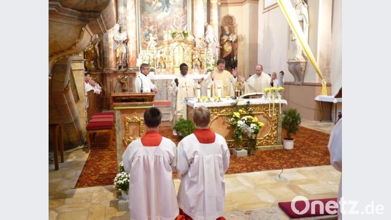 Beim Festgottesdienst in der Kirche, von links am Altar Diakon Egon Giehl, Pfarrvikar Florent Mukalay Makuba, Festprediger und Zelebrant Pfarrer Johann Zeltsperger und Ortspfarrer Thomas Thiermann. Bild: exb