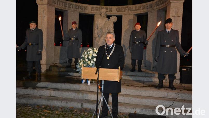 In Mitterteich sprach Bürgermeister Roland Grillmeier am Samstagabend vor dem Kriegerdenkmal. Bild: jr
