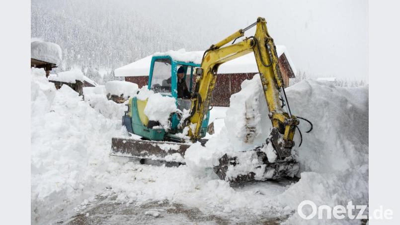 Schneeräumung in Kals am Großglockner: In Österreich wächst aufgrund der starken Regen- und Schneefälle die Sorge vor gefährlichen Hangrutsche auch in Wohngebieten. Bild: Johann Groder/Expa/APA/dpa