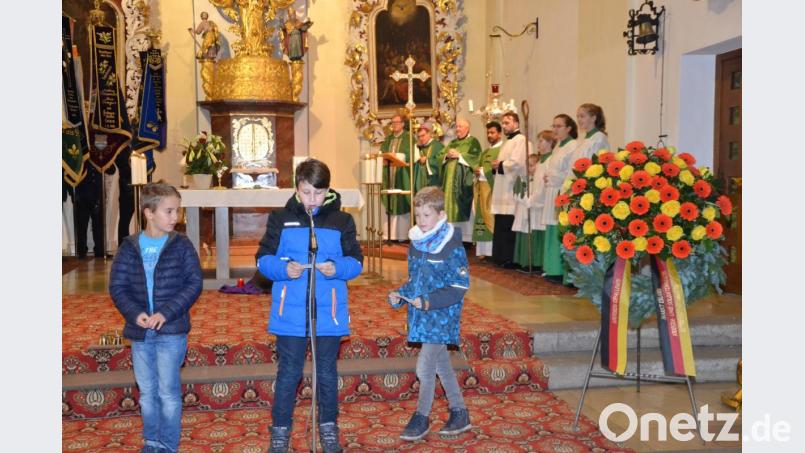 Die Schüler trugen Fürbitten für den Frieden vor. Bild: gi