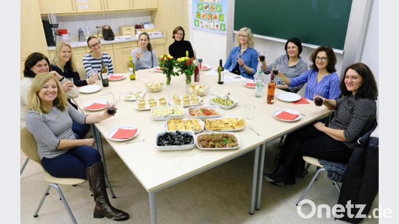 "Salud", heißt es in der Teilnehmerrunde beim Spanisch-Kochkurs der VHS nach der gekonnten Zubereitung variantenreicher Tapas-Kreationen. Das Seminar leitet Alejandra Fernandez Martin (links). Bild: do