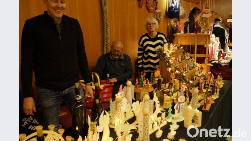 Seinen 77. Geburtstag feierte Klaus Höbold (mitte) am Weihnachtsmarkt Bild: arw