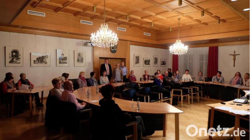 Bürgermeister Hans-Martin Schertl begrüßt die Referenten Andrea Ulrich-Prusko und Georg Franz Fröhler (hinten, stehend von links) im Vilsecker Rathaus. Er begrüßt, dass dieses wichtige Thema durch den Hospizverein und die AOVE soviel Aufmerksamkeit bekommt. Bild: Stefanie Gradl