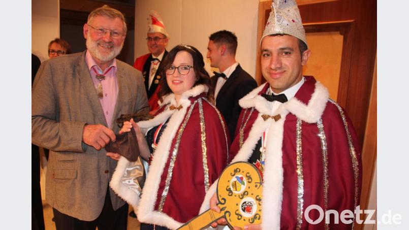 Bürgermeister Josef Schmidkonz übergab das Geldsäckel und den Rathausschlüssel an das neue Prinzenpaar Anja.I. und Kamran I. Bild: kro