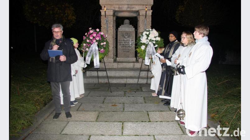 Bürgermeister Wolfgang Braun am Kriegerdenkmal in Fuchsmühl. Bild: wro