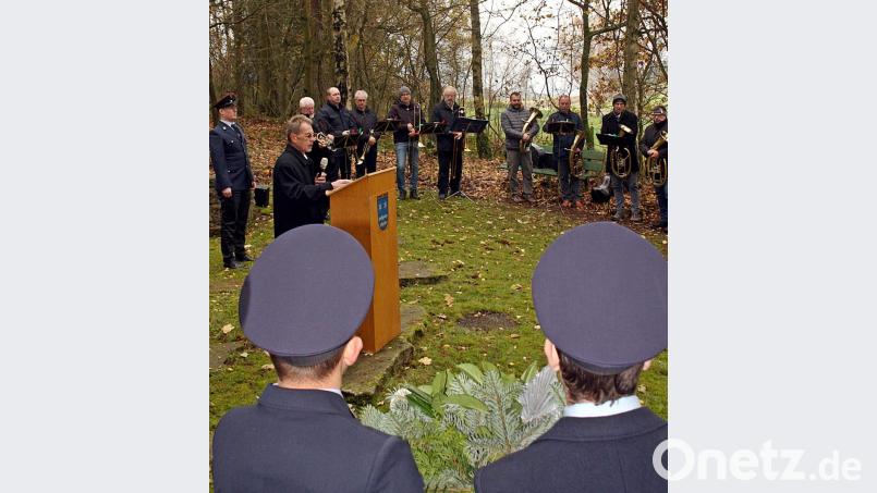 Am Volkstrauertag schauen die Menschen wie hier am Denkmal in Letzau auf die Schrecken des Krieges zurück und schauten voraus auf die Bewahrung von Frieden und Demokratie. Im Bild 2. Bürgermeister Schiller bei seiner Ansprache in Wilchenreuth. Bild: zer