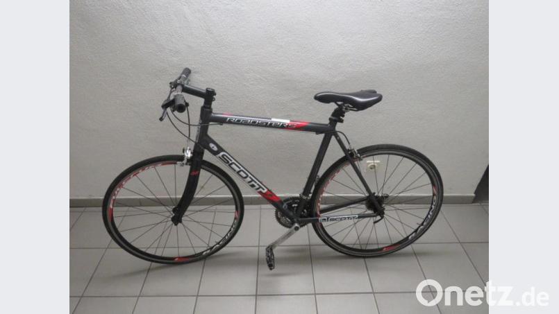 Wer vermisst dieses Rennrad? Der Eigentümer soll sich bei der Polizei melden. Bild: exb